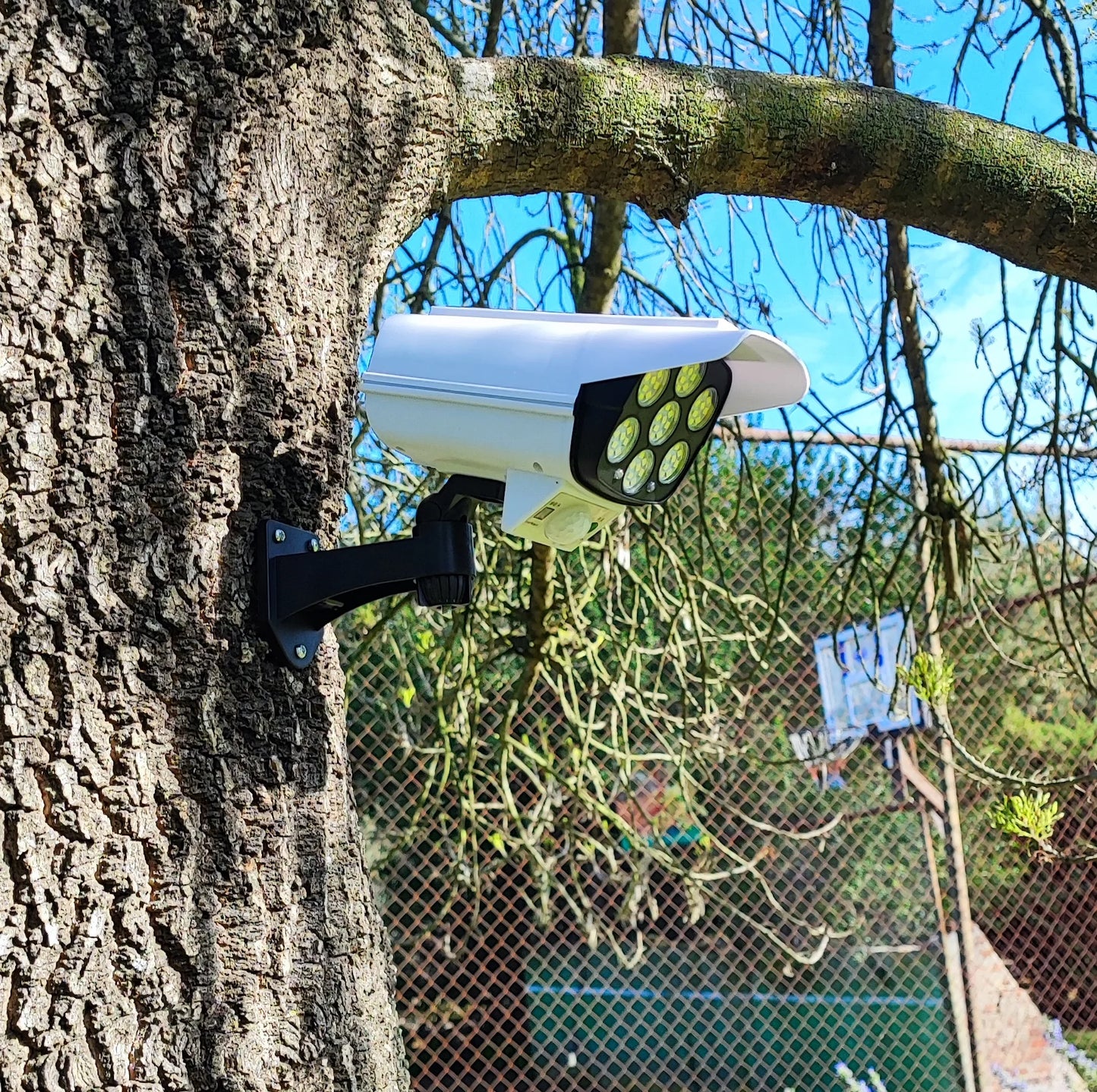 Foco solar tipo cámara de vigilancia